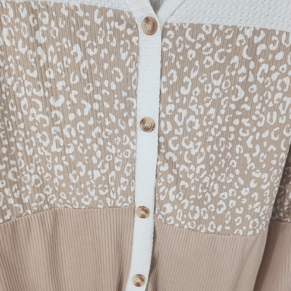 Women's White and Tan Button-Down Top - Picture 3 of 6